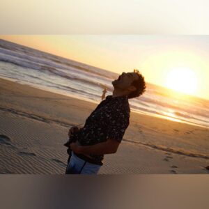 Luis Roberto Guzmán Instagram - Pa’ fuera! Se pasa la página! Que el mar se lo lleva todo! Y te lo regresa con estos atardeceres. 📸: @thatsgoodman Gracias totales!