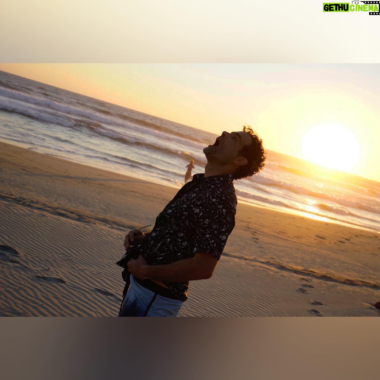 Luis Roberto Guzmán - 11.8K Likes - Pa’ fuera! Se pasa la página! Que el mar se lo lleva todo! Y te lo regresa con estos atardeceres. 📸: @thatsgoodman Gracias totales!