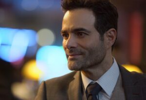 Luis Roberto Guzmán Instagram - Les presento a LORENZO ROSSI. Un abogado muy atípico. #quienmatóasara 24 de Marzo @netflixlat @netflix