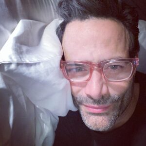 Luis Roberto Guzmán Instagram - Buenas noches. Hora de 🥱. El cuerpo exclama descanso. Voy por 12 horas. Ustedes?