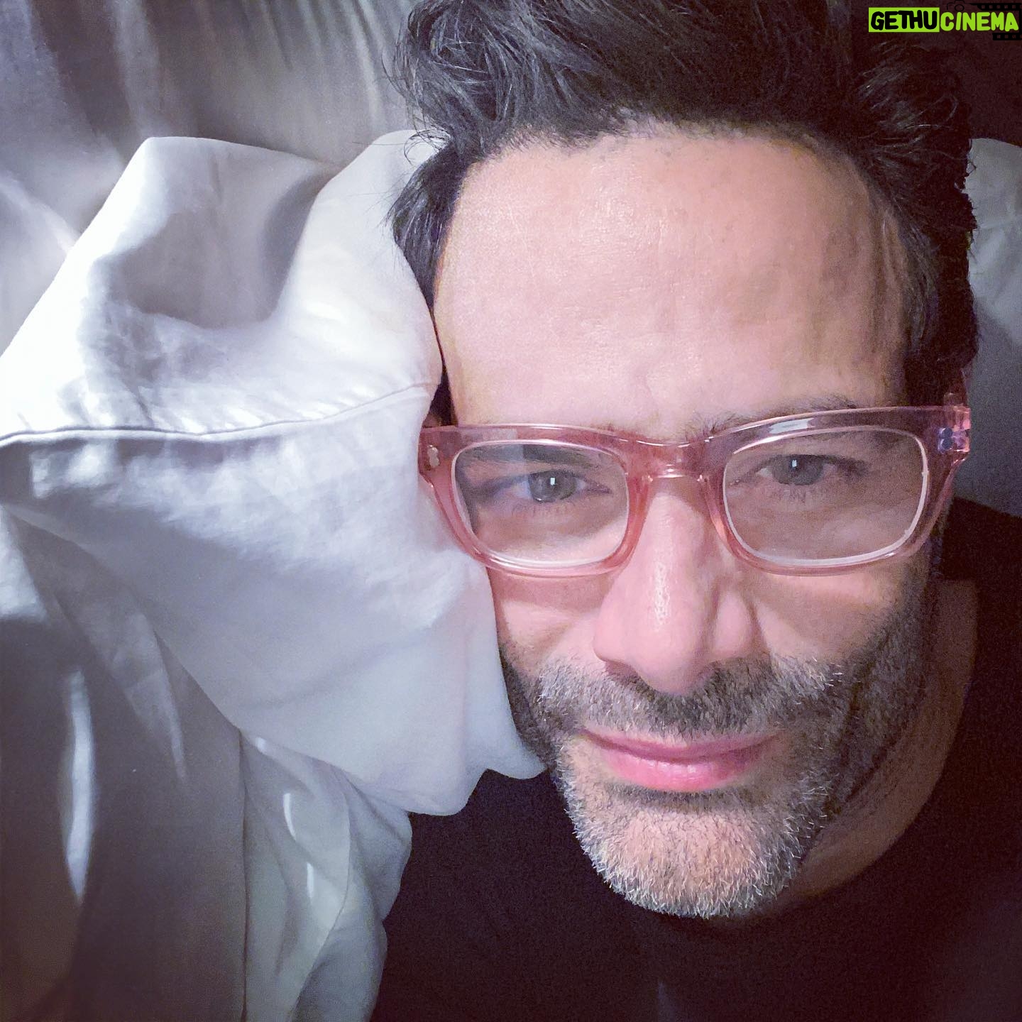 Luis Roberto Guzmán - 24K Likes - Buenas noches. Hora de 🥱. El cuerpo exclama descanso. Voy por 12 horas. Ustedes?