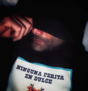 Luis Roberto Guzmán Instagram - Lunes, después de un fin de semana a tope. Mood de lunes! #nosoyunaperitaendulce Gracias @alexiaulibarridesign por este súper hoodie.