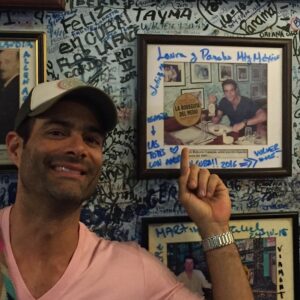 Luis Roberto Guzmán Instagram - #tbt en #lahabana #cuba 2016 tomándome una foto conmigo mismo 😂 en #labodeguitadelmedio