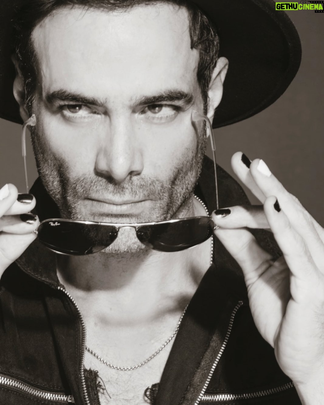 Luis Roberto Guzmán - 17.2K Likes - #tbt #blackandwhite Homenaje de cuando llevaba uñas pintadas de miércoles a domingo con Cabaret El musical. Me creo @badbunnypr A divertirse. Todo pasa muy rápido. @makeitprensa grooming: @melissatotal 📸: @oscarponcemx