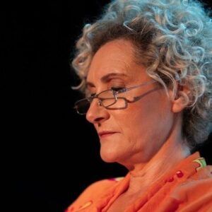 Luísa Cruz Instagram - @rtppalco Para ver em "O Teatro Também Se Lê" 👉 A atriz Luísa Cruz escolheu dois textos fundamentais de Sophia de Mello Breyner Andresen, cuja carreira de 60 anos está intimamente ligada às ondas e ao sal dos oceanos. 

Profundamente mediterrânica na sua tonalidade, a linguagem poética de Sophia de Mello Breyner denota uma sólida cultura clássica, onde se inscreve a sua paixão pela cultura grega quase sempre presente e onde a relação do signo com o mundo circundante é uma relação de transparência e luminosidade, como podemos ver em Homero. Em "Retrato de Mónica", feito sob a forma de caricatura e com um leve tom irónico, assistimos à personificação de tudo o que ideológica, religiosa e literariamente constitui um reverso do modelo de relação do homem consigo mesmo, com o seu semelhante e com o mundo elementar. "Para conquistar todo o sucesso e todos os gloriosos bens que possui, Mónica teve que renunciar a três coisas: à poesia, ao amor e à santidade". 

Pela renúncia ao primeiro, Mónica "mede o grau de utilidade de todas as situações e de todas as pessoas" e "põe a sua inteligência ao serviço da estupidez"; pela renúncia ao segundo, Mónica e o marido "Não são o casamento. São, antes, dois sócios trabalhando para o triunfo da mesma firma"; pela renúncia à santidade, Mónica "está nas melhores relações com o Príncipe deste Mundo". Símbolo do triunfo do materialismo e imagem do poder temporal, o "Retrato de Mónica" constitui uma violenta acusação a um tempo indiferente a valores e princípios humanistas e cristãos.

https://www.rtp.pt/play/palco/p9557/e586066/o-teatro-tambem-se-le-ii-homero-e-retrato-de-monica-de-sophia-de-mello-breyner-andresen

#luisacruz #rtppalco #oteatrotambemsele #alexandregoncalvesmanagement