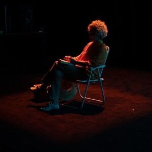 Luísa Cruz Instagram - @rtppalco Para ver em "O Teatro Também Se Lê" 👉 A atriz Luísa Cruz escolheu dois textos fundamentais de Sophia de Mello Breyner Andresen, cuja carreira de 60 anos está intimamente ligada às ondas e ao sal dos oceanos. 

Profundamente mediterrânica na sua tonalidade, a linguagem poética de Sophia de Mello Breyner denota uma sólida cultura clássica, onde se inscreve a sua paixão pela cultura grega quase sempre presente e onde a relação do signo com o mundo circundante é uma relação de transparência e luminosidade, como podemos ver em Homero. Em "Retrato de Mónica", feito sob a forma de caricatura e com um leve tom irónico, assistimos à personificação de tudo o que ideológica, religiosa e literariamente constitui um reverso do modelo de relação do homem consigo mesmo, com o seu semelhante e com o mundo elementar. "Para conquistar todo o sucesso e todos os gloriosos bens que possui, Mónica teve que renunciar a três coisas: à poesia, ao amor e à santidade". 

Pela renúncia ao primeiro, Mónica "mede o grau de utilidade de todas as situações e de todas as pessoas" e "põe a sua inteligência ao serviço da estupidez"; pela renúncia ao segundo, Mónica e o marido "Não são o casamento. São, antes, dois sócios trabalhando para o triunfo da mesma firma"; pela renúncia à santidade, Mónica "está nas melhores relações com o Príncipe deste Mundo". Símbolo do triunfo do materialismo e imagem do poder temporal, o "Retrato de Mónica" constitui uma violenta acusação a um tempo indiferente a valores e princípios humanistas e cristãos.

https://www.rtp.pt/play/palco/p9557/e586066/o-teatro-tambem-se-le-ii-homero-e-retrato-de-monica-de-sophia-de-mello-breyner-andresen

#luisacruz #rtppalco #oteatrotambemsele #alexandregoncalvesmanagement