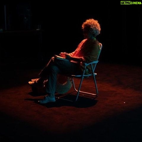 Luísa Cruz - 565 Likes - @rtppalco Para ver em "O Teatro Também Se Lê" 👉 A atriz Luísa Cruz escolheu dois textos fundamentais de Sophia de Mello Breyner Andresen, cuja carreira de 60 anos está intimamente ligada às ondas e ao sal dos oceanos.
Profundamente mediterrânica na sua tonalidade, a linguagem poética de Sophia de Mello Breyner denota uma sólida cultura clássica, onde se inscreve a sua paixão pela cultura grega quase sempre presente e onde a relação do signo com o mundo circundante é uma relação de transparência e luminosidade, como podemos ver em Homero. Em "Retrato de Mónica", feito sob a forma de caricatura e com um leve tom irónico, assistimos à personificação de tudo o que ideológica, religiosa e literariamente constitui um reverso do modelo de relação do homem consigo mesmo, com o seu semelhante e com o mundo elementar. "Para conquistar todo o sucesso e todos os gloriosos bens que possui, Mónica teve que renunciar a três coisas: à poesia, ao amor e à santidade".
Pela renúncia ao primeiro, Mónica "mede o grau de utilidade de todas as situações e de todas as pessoas" e "põe a sua inteligência ao serviço da estupidez"; pela renúncia ao segundo, Mónica e o marido "Não são o casamento. São, antes, dois sócios trabalhando para o triunfo da mesma firma"; pela renúncia à santidade, Mónica "está nas melhores relações com o Príncipe deste Mundo". Símbolo do triunfo do materialismo e imagem do poder temporal, o "Retrato de Mónica" constitui uma violenta acusação a um tempo indiferente a valores e princípios humanistas e cristãos.
https://www.rtp.pt/play/palco/p9557/e586066/o-teatro-tambem-se-le-ii-homero-e-retrato-de-monica-de-sophia-de-mello-breyner-andresen
#luisacruz #rtppalco #oteatrotambemsele #alexandregoncalvesmanagement