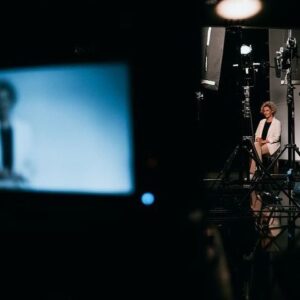 Luísa Cruz Instagram - @rtppalco Para ver em "O Teatro Também Se Lê" 👉 A atriz Luísa Cruz escolheu dois textos fundamentais de Sophia de Mello Breyner Andresen, cuja carreira de 60 anos está intimamente ligada às ondas e ao sal dos oceanos. 

Profundamente mediterrânica na sua tonalidade, a linguagem poética de Sophia de Mello Breyner denota uma sólida cultura clássica, onde se inscreve a sua paixão pela cultura grega quase sempre presente e onde a relação do signo com o mundo circundante é uma relação de transparência e luminosidade, como podemos ver em Homero. Em "Retrato de Mónica", feito sob a forma de caricatura e com um leve tom irónico, assistimos à personificação de tudo o que ideológica, religiosa e literariamente constitui um reverso do modelo de relação do homem consigo mesmo, com o seu semelhante e com o mundo elementar. "Para conquistar todo o sucesso e todos os gloriosos bens que possui, Mónica teve que renunciar a três coisas: à poesia, ao amor e à santidade". 

Pela renúncia ao primeiro, Mónica "mede o grau de utilidade de todas as situações e de todas as pessoas" e "põe a sua inteligência ao serviço da estupidez"; pela renúncia ao segundo, Mónica e o marido "Não são o casamento. São, antes, dois sócios trabalhando para o triunfo da mesma firma"; pela renúncia à santidade, Mónica "está nas melhores relações com o Príncipe deste Mundo". Símbolo do triunfo do materialismo e imagem do poder temporal, o "Retrato de Mónica" constitui uma violenta acusação a um tempo indiferente a valores e princípios humanistas e cristãos.

https://www.rtp.pt/play/palco/p9557/e586066/o-teatro-tambem-se-le-ii-homero-e-retrato-de-monica-de-sophia-de-mello-breyner-andresen

#luisacruz #rtppalco #oteatrotambemsele #alexandregoncalvesmanagement