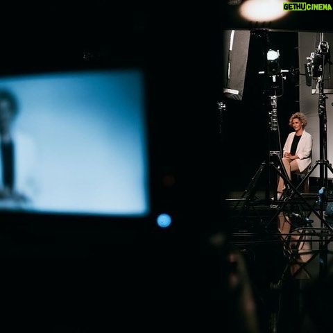 Luísa Cruz - 565 Likes - @rtppalco Para ver em "O Teatro Também Se Lê" 👉 A atriz Luísa Cruz escolheu dois textos fundamentais de Sophia de Mello Breyner Andresen, cuja carreira de 60 anos está intimamente ligada às ondas e ao sal dos oceanos.
Profundamente mediterrânica na sua tonalidade, a linguagem poética de Sophia de Mello Breyner denota uma sólida cultura clássica, onde se inscreve a sua paixão pela cultura grega quase sempre presente e onde a relação do signo com o mundo circundante é uma relação de transparência e luminosidade, como podemos ver em Homero. Em "Retrato de Mónica", feito sob a forma de caricatura e com um leve tom irónico, assistimos à personificação de tudo o que ideológica, religiosa e literariamente constitui um reverso do modelo de relação do homem consigo mesmo, com o seu semelhante e com o mundo elementar. "Para conquistar todo o sucesso e todos os gloriosos bens que possui, Mónica teve que renunciar a três coisas: à poesia, ao amor e à santidade".
Pela renúncia ao primeiro, Mónica "mede o grau de utilidade de todas as situações e de todas as pessoas" e "põe a sua inteligência ao serviço da estupidez"; pela renúncia ao segundo, Mónica e o marido "Não são o casamento. São, antes, dois sócios trabalhando para o triunfo da mesma firma"; pela renúncia à santidade, Mónica "está nas melhores relações com o Príncipe deste Mundo". Símbolo do triunfo do materialismo e imagem do poder temporal, o "Retrato de Mónica" constitui uma violenta acusação a um tempo indiferente a valores e princípios humanistas e cristãos.
https://www.rtp.pt/play/palco/p9557/e586066/o-teatro-tambem-se-le-ii-homero-e-retrato-de-monica-de-sophia-de-mello-breyner-andresen
#luisacruz #rtppalco #oteatrotambemsele #alexandregoncalvesmanagement