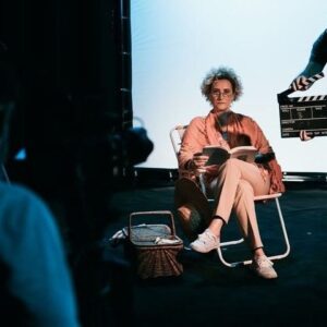 Luísa Cruz Instagram - @rtppalco Para ver em "O Teatro Também Se Lê" 👉 A atriz Luísa Cruz escolheu dois textos fundamentais de Sophia de Mello Breyner Andresen, cuja carreira de 60 anos está intimamente ligada às ondas e ao sal dos oceanos. 

Profundamente mediterrânica na sua tonalidade, a linguagem poética de Sophia de Mello Breyner denota uma sólida cultura clássica, onde se inscreve a sua paixão pela cultura grega quase sempre presente e onde a relação do signo com o mundo circundante é uma relação de transparência e luminosidade, como podemos ver em Homero. Em "Retrato de Mónica", feito sob a forma de caricatura e com um leve tom irónico, assistimos à personificação de tudo o que ideológica, religiosa e literariamente constitui um reverso do modelo de relação do homem consigo mesmo, com o seu semelhante e com o mundo elementar. "Para conquistar todo o sucesso e todos os gloriosos bens que possui, Mónica teve que renunciar a três coisas: à poesia, ao amor e à santidade". 

Pela renúncia ao primeiro, Mónica "mede o grau de utilidade de todas as situações e de todas as pessoas" e "põe a sua inteligência ao serviço da estupidez"; pela renúncia ao segundo, Mónica e o marido "Não são o casamento. São, antes, dois sócios trabalhando para o triunfo da mesma firma"; pela renúncia à santidade, Mónica "está nas melhores relações com o Príncipe deste Mundo". Símbolo do triunfo do materialismo e imagem do poder temporal, o "Retrato de Mónica" constitui uma violenta acusação a um tempo indiferente a valores e princípios humanistas e cristãos.

https://www.rtp.pt/play/palco/p9557/e586066/o-teatro-tambem-se-le-ii-homero-e-retrato-de-monica-de-sophia-de-mello-breyner-andresen

#luisacruz #rtppalco #oteatrotambemsele #alexandregoncalvesmanagement