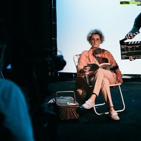 Luísa Cruz - 565 Likes - @rtppalco Para ver em "O Teatro Também Se Lê" 👉 A atriz Luísa Cruz escolheu dois textos fundamentais de Sophia de Mello Breyner Andresen, cuja carreira de 60 anos está intimamente ligada às ondas e ao sal dos oceanos.
Profundamente mediterrânica na sua tonalidade, a linguagem poética de Sophia de Mello Breyner denota uma sólida cultura clássica, onde se inscreve a sua paixão pela cultura grega quase sempre presente e onde a relação do signo com o mundo circundante é uma relação de transparência e luminosidade, como podemos ver em Homero. Em "Retrato de Mónica", feito sob a forma de caricatura e com um leve tom irónico, assistimos à personificação de tudo o que ideológica, religiosa e literariamente constitui um reverso do modelo de relação do homem consigo mesmo, com o seu semelhante e com o mundo elementar. "Para conquistar todo o sucesso e todos os gloriosos bens que possui, Mónica teve que renunciar a três coisas: à poesia, ao amor e à santidade".
Pela renúncia ao primeiro, Mónica "mede o grau de utilidade de todas as situações e de todas as pessoas" e "põe a sua inteligência ao serviço da estupidez"; pela renúncia ao segundo, Mónica e o marido "Não são o casamento. São, antes, dois sócios trabalhando para o triunfo da mesma firma"; pela renúncia à santidade, Mónica "está nas melhores relações com o Príncipe deste Mundo". Símbolo do triunfo do materialismo e imagem do poder temporal, o "Retrato de Mónica" constitui uma violenta acusação a um tempo indiferente a valores e princípios humanistas e cristãos.
https://www.rtp.pt/play/palco/p9557/e586066/o-teatro-tambem-se-le-ii-homero-e-retrato-de-monica-de-sophia-de-mello-breyner-andresen
#luisacruz #rtppalco #oteatrotambemsele #alexandregoncalvesmanagement