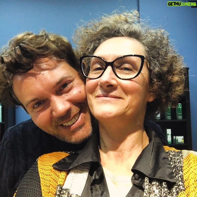 Luísa Cruz - 396 Likes - Depois de uma novela e uma série, tenho uma peça de teatro para estrear já no início do ano e… fui ali ao @hair_ruicanentosalon que sabe bem como cortar e domar os meus caracóis. Mais novidades de teatro em breve!
.
@teatroexperimentaldecascais @canento #aandorinha #luisacruzoficial #luisacruz #ruicanentosalon #ruicanentohair