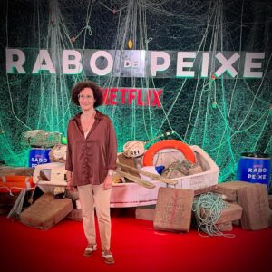 Luísa Cruz Instagram - Rabo de Peixe está quase a estrear na @netflixpt! Quem está curioso?
Hoje foi assim na antestreia 💕onde só cheirámos o 1º episódio 😉
Desejosa de ver a minha participação como Dona Valentina.
.
@rabodepeixenetflix @ukbarfilmes @netflix 
#rabodepeixenetflix #rabodepeixe #turnofthetide #ukbarfilmes #actriz #luisacruz #luisacruzoficial #alexandregoncalvesmanagement