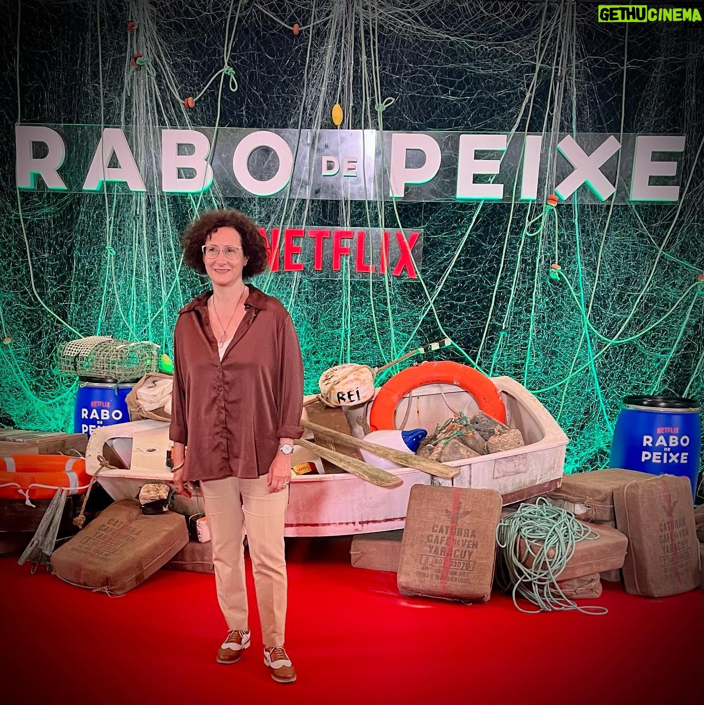 Luísa Cruz - 371 Likes - Rabo de Peixe está quase a estrear na @netflixpt! Quem está curioso?
Hoje foi assim na antestreia 💕onde só cheirámos o 1º episódio 😉
Desejosa de ver a minha participação como Dona Valentina.
.
@rabodepeixenetflix @ukbarfilmes @netflix
#rabodepeixenetflix #rabodepeixe #turnofthetide #ukbarfilmes #actriz #luisacruz #luisacruzoficial #alexandregoncalvesmanagement
