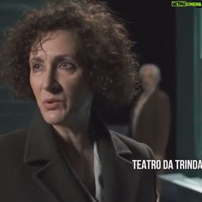 Luísa Cruz - 346 Likes - Um homem e uma mulher, irmãos e atores estrelas em final de uma digressão demasiado longa, são abandonados pela restante companhia, que os acusa de estarem loucos, e forçados a representar uma peça em que os dois irmãos são as próprias personagens da peça que representam. À medida que a peça dentro da peça se desenrola, a linha entre a realidade e a ilusão torna-se cada vez mais ténue e os irmãos são obrigados a lidar com os seus próprios fantasmas, num jogo trágico-cómico que os conduz ao limite.
Do dramaturgo norte-americano Tennessee Williams, “A Peça para Dois Atores” foi levada a cena pela primeira vez em 1967, em Londres, e foi considerada pelo próprio como a sua peça mais bonita desde “Um Elétrico Chamado Desejo”.
Tradução e encenação Diogo Infante
Com Luísa Cruz e Miguel Guilherme
Cenografia e figurinos Marta Carreiras
Desenho de luz Miguel Seabra
Sonoplastia Rui Rebelo
Assistente de encenação Flávio Gil
Produção Teatro da Trindade INATEL
.
@diogoinfanteoficial @teatrodatrindade @maique58 #teatrodatrindade #alexandregoncalvesmanagement