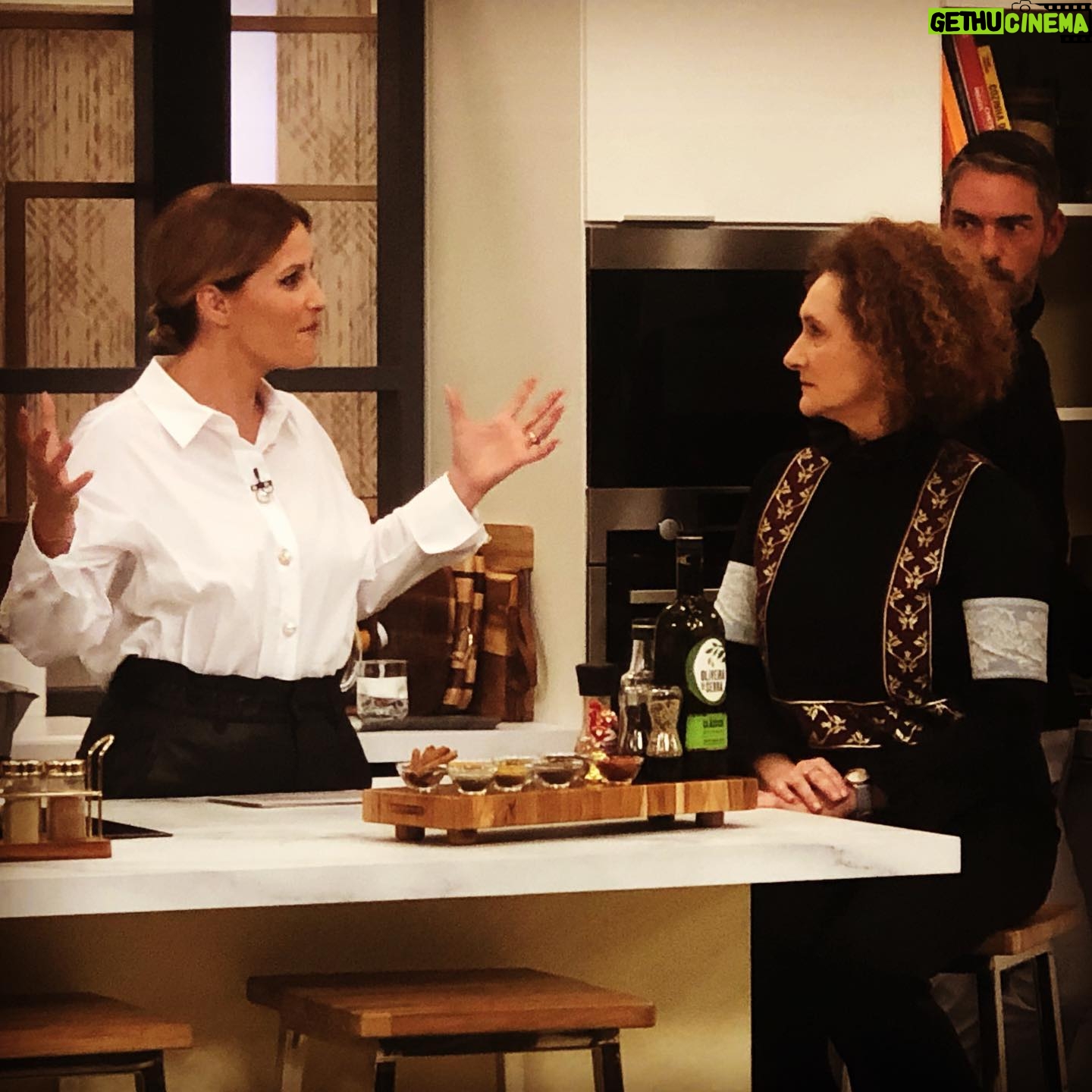 Luísa Cruz - 335 Likes - Hoje a Cristina Ferreira recebeu-me de braços abertos, pela primeira vez na sua casa. O @claudio_ramos preparou-me um chá com todo o carinho, e aproveitei para falar na “Zerlina”, que estreia no próximo dia 12 de Fevereiro no @teatroaberto.
.
#dinoalvesatelier #sic #oprogramadacristina #luísacruz #luisacruzofficial #zerlina #acriadazerlina #joaobotelho #teatroaberto