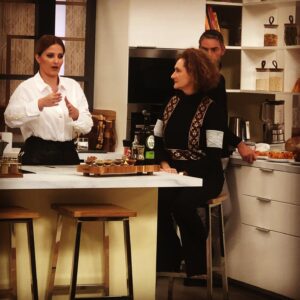 Luísa Cruz Instagram - Hoje a Cristina Ferreira recebeu-me de braços abertos, pela primeira vez na sua casa. O @claudio_ramos preparou-me um chá com todo o carinho, e aproveitei para falar na “Zerlina”, que estreia no próximo dia 12 de Fevereiro no @teatroaberto.
.
#dinoalvesatelier #sic #oprogramadacristina #luísacruz #luisacruzofficial #zerlina #acriadazerlina #joaobotelho #teatroaberto