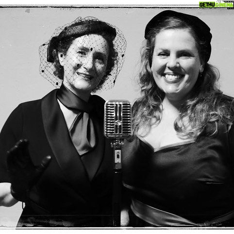 Luísa Cruz - 423 Likes - É já amanhã dia 3 de Março que estreamos no @teatrosaoluiz. “O Amor é um som que reclama eco”, disse Júlio Dinis. É com esta frase que se apresenta o espetáculo de Carla Vasconcelos, uma homenagem aos tempos áureos da rádio e aos homens e mulheres que dela fizeram parte. Rostos escondidos que têm voz presente em todos nós, nomes que passam de geração em geração. Rubricas que não se esquecem. Reclames que se cantarolam.
Venha daí nesta aventura radiofónico-teatral!
O AMOR É UM SOM
Encenação de Carla Vasconcelos
Com Carla Vasconcelos, João Fernandes, João Henriques, Júlio Isidro e Luísa Cruz
3 a 20 março
quarta a sábado às 19h30 e domingo às 16h na Sala Mário Viegas
M/12
€12
Sessão com interpretação em Língua Gestual Portuguesa
20 março, domingo, às 16h
📷 @luis.santos74
#saoluizteatromunicipal #teatro #oamoreumsom #oamoréumsomquereclamaumeco #estreia #carlavasconcelos #luisacruz #julioisidro #joaofernandes #joaohenriques #manuellourenço #culturproject #egeac #alexandregoncalvesmanagement @carlotinhatinha @julioisidrooficial @jmh_voice.steps