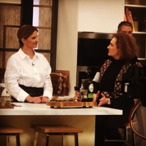 Luísa Cruz Instagram - Hoje a Cristina Ferreira recebeu-me de braços abertos, pela primeira vez na sua casa. O @claudio_ramos preparou-me um chá com todo o carinho, e aproveitei para falar na “Zerlina”, que estreia no próximo dia 12 de Fevereiro no @teatroaberto.
.
#dinoalvesatelier #sic #oprogramadacristina #luísacruz #luisacruzofficial #zerlina #acriadazerlina #joaobotelho #teatroaberto