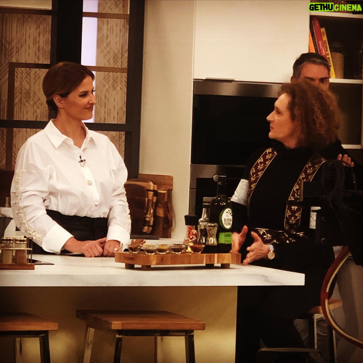 Luísa Cruz - 335 Likes - Hoje a Cristina Ferreira recebeu-me de braços abertos, pela primeira vez na sua casa. O @claudio_ramos preparou-me um chá com todo o carinho, e aproveitei para falar na “Zerlina”, que estreia no próximo dia 12 de Fevereiro no @teatroaberto.
.
#dinoalvesatelier #sic #oprogramadacristina #luísacruz #luisacruzofficial #zerlina #acriadazerlina #joaobotelho #teatroaberto