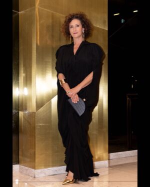 Luísa Cruz Instagram - Ontem foi dia de @globosdeouro! Não podia ter sido vestida por mais ninguém, a não ser pelo meu querido @dino_alves_eu, quanto a mim, um merecido galardoado com um  Globo d’Ouro na categoria Moda. Parabéns a todos os vencedores, fiquei muito contente por ver amigos a serem reconhecidos.
.
Dress: @dino_alves_eu
Make: @raquelperes.makeup 
Hair: @inescosta_thehairdresser 
Jewels: @topazio1874 
Shoes & clutch: @manuelalves_shoes 
Pics: @alejandrosilvafotografia 

#globosdeouro2023 #globosdouro2023 #sic #sptelevisao #luisacruz #luisacruzoficial #dinoalvesatelier #dinoalves #raquelperesmakeup #inescostahairstudio #topazio1874 #manuelalvesshoes_oficial #alejandrosilvafotografia @hyp3agency #hyp3agency #alexandregoncalvesmanagement #altisavenidahotel @altishotels
