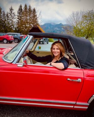 Luise Bähr Instagram - ready to ride? heute 20h15 im ZDF DIE BERGRETTER #inlovewithmycar #mercedesbenz #oldtimer #diebergretter_offiziell #ramsauamdachstein #zdf