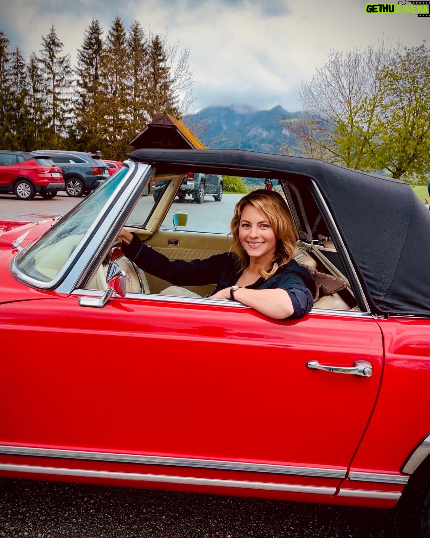 Luise Bähr - 7.9K Likes - ready to ride? heute 20h15 im ZDF DIE BERGRETTER #inlovewithmycar #mercedesbenz #oldtimer #diebergretter_offiziell #ramsauamdachstein #zdf
