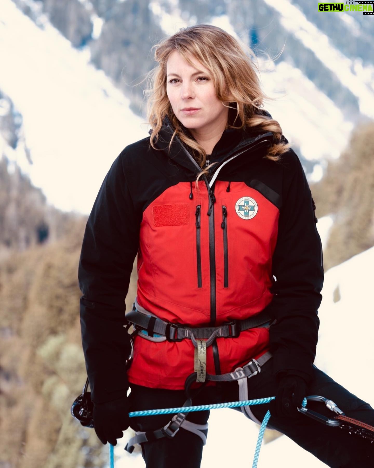 Luise Bähr - 9K Likes - Scho schee im Schnee...Rutscht gut! DIE BERGRETTER heute 20h15 Zdf #diebergretter_offiziell #kaunertal #ndf #bestesteamever #ralphpolinski #riccardocampione #michaelvonau #vorfreudewächst