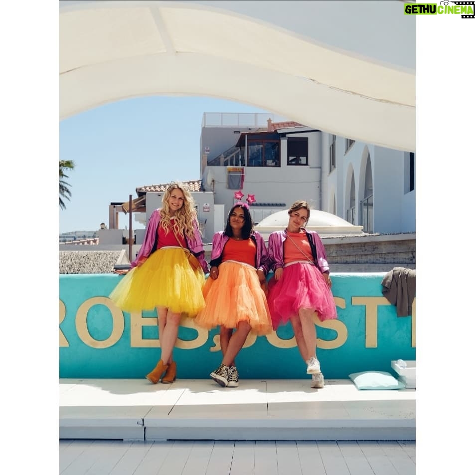 Luise Heyer - 514 Likes - Letzte Woche endeten die Dreharbeiten für JGA von @aligde auf Ibiza, neben tollen Kolleg:innen wie @taneshia_abt @teresarizinus @juliahartmannofficial @axelstein4real @tryselfizzel und @iamarneltaci
Vielen Dank an das gesamte Team!
@leoninestudios
@wiedemann_und_berg
#JGAfilm
@fitz_skoglund
@zta_mgmt