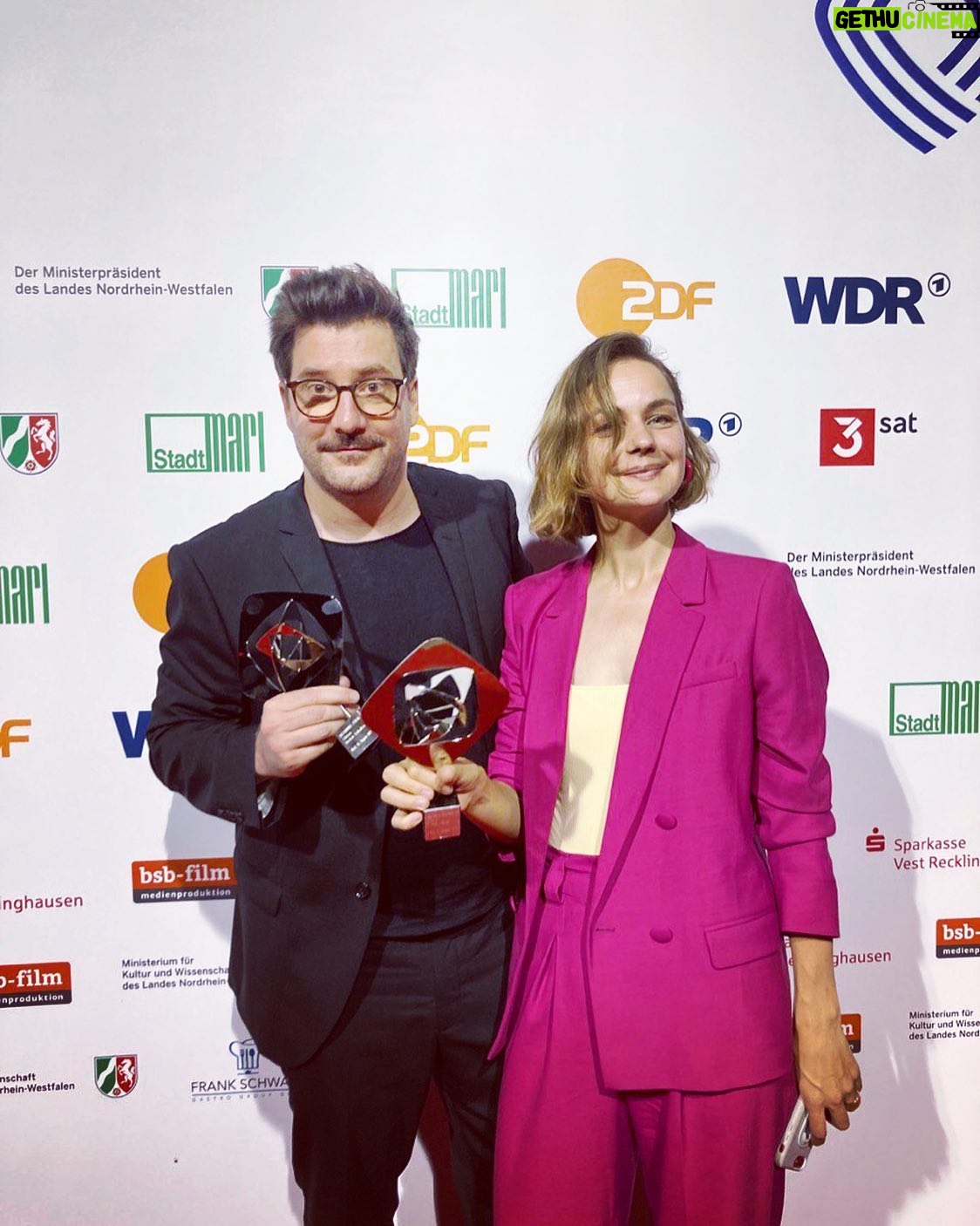 Luise Heyer - 0.9K Likes - GRIMMEPREIS: Glücklich und stolz auf uns. 📷 @tim_kuhn_dop #stefanschaller #annekekimsarnau @charlyhubneroffice @uwe_preuss @josefheynert @andreasguenther_official @llinabeckmann @lucasprisor @lea.willkowsky @sara_fazilat @hendrikheutmann #beritkünnecke #Alexanderhörbe #iljabultmann #maiseck #iriskiefer #nikolabock @filmpool_official und alle noch danke @grimme_institut und Sabine ♥️