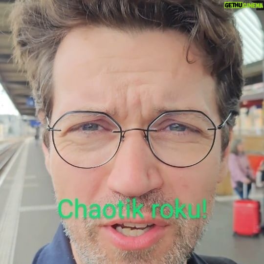 Lukáš Hejlík - 697 Likes - Ano, zvládám toho fakt hodně, google kalendář hrotím. V roce 2024 odehraju dost možná 550 @listovani , budu mít dobře 50 natáčecích dnů a odmoderuju kolem 20 velkých akcí, ale pak taky umím dělat chyby, protože nejsem schopný druhý kontroly, no, i té první, jakýkoliv kontroly. Proto na Mapě, když píšu v noci reporty, dělám hrubky, občas něco prošvihnu, protože to sice mám v kalendáři, ale nepodívám se do něj. A tohle byl taky kiks, blbě jsem si sečet dny a špatně si pořídil jízdenky. A zjistil jsem to až v Ženevě na nádraží s hodinovou rezervou. 5 minut si nadáváte, ale pak je důležitý vydechnout, nadechnout a vyřešit to. Storno poplatek zítřejší jizdenky byl 6 euro (tolik stál filtr, na který jsem pak ještě, už s úsměvem,zašel),a za 5559,- si koupil dnešní lůžko, přes appku Můj vlak to bylo asi za 5 minut. Btw, zítra ta DeLuxe verze byla vyprodaná. A další Btw 2157,-stála jen jízdenka Ženeva-Curych. A mávám tomu mladíkovi ze zákaznického servisu @ceskedrahy ,krásně a mile mi vysvětlil, co dělat.
#diagnozasilenec
#zeneva
#omgbtwwtf