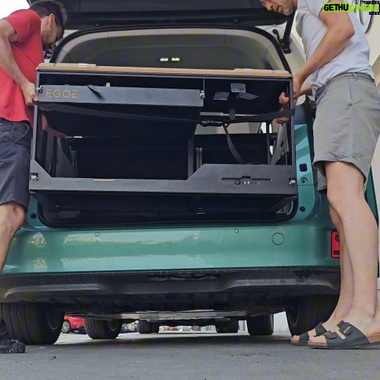 Lukáš Hejlík - 0.9K Likes - Yasss, půjčil jsem si v @egoe.cz vestavbu do Buzze, protože se o víkendu chystám do Hrádku nad Nisou na Transporter sraz. Beru sebou set na filtrovanou kávu, ledničku naplním kraftovým pivem a zakempařím si aspoň na víkend. Instalace nám trvala dvacet minut, dvacet minut instruktáž. Skvělý je, že se to vejde i třeba do kombíků, nemusíte k tomu mít zrovna dodávku, ale pro Buzz je teda jako stvořená. Ta vestavba se dá u nich i třeba na víkend půjčit, ať si to ošeháte a uznáte, jestli by se vám to do budoucna hodilo. Mají to ale fakt vymakaný. V létě máme s Vojtíkem i Klárou plány, takže to možná nemám naposledy. A o víkendu se těším na majitele všech Téček na festivalu. S mou T2 už tam nedojedu, přesně proto jsem si koupil Buzze.
#egoecz
#egoehiker
#idbuzz
@volkswagencz
@volkswagenuzitkovevozy
#vwambassador
#cerven24