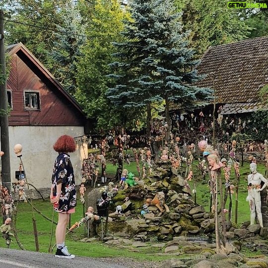 Lukáš Hejlík - 2K Likes - Ano, tohle je legendární Dům oběšených panenek ve Rváčově u Trhové Kamenice. A je to fakt děsivý. V článku na denik.cz jsme se s @jmeno.me.nezname dočetli, že prý z nich pán naopak čerpá pozitivní energii. No nevím. Nicméně, jako lokace pro pátou řadu Temného případu by to bylo super.
#dumobesenychpanenek
#rvacov
#prazdniny2024