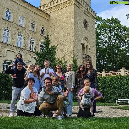 Lukáš Hejlík - 412 Likes - Taková Padesátka, ta si zaslouží slušnou bojovku. Tu jsme pro oslavenkyni @hejlikovablanka na @panstvichyse připravili především díky @hejiva a @jhejlik . Kniha dvou cest je o cestě do Egypta, kam chce Blanka i s @b.kociaanova vyrazit. Musela si k pokladu pomoci přes 3 úkoly a 2 šifry. Ale zvládla to krásně.
#BH50
#panstvichyse
#blankahejlikova
#prazdniny2024