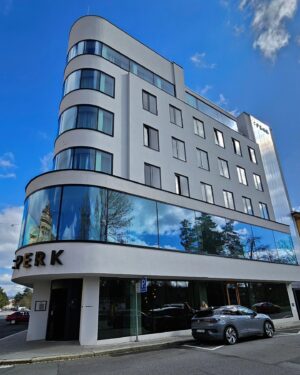 Lukáš Hejlík Instagram - No, tohle bude prostě naše oblíbená adresa! Zase jsme v @hotelperk v @sumperk.cz . I o nich jsem točil jeden díl nového seriálu, takových příběhů z gastra. Jsou i na @amazingplacescz a hlavně prostě amazing jsou. Boží gastro, design, služby, odpovědnost k historii a významu tohoto místa v Malé Vídni. Jo, sem budeme jezdit.
#hotelperk 
#sumperk 
@olomoucky_kraj_tourism 
@volkswagencz #id4 
#partnergastromapy
#gastromapalukasehejlika