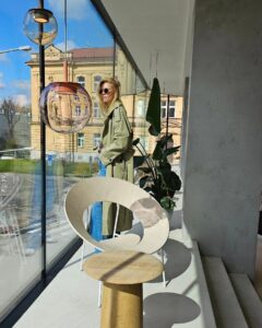 Lukáš Hejlík Instagram - No, tohle bude prostě naše oblíbená adresa! Zase jsme v @hotelperk v @sumperk.cz . I o nich jsem točil jeden díl nového seriálu, takových příběhů z gastra. Jsou i na @amazingplacescz a hlavně prostě amazing jsou. Boží gastro, design, služby, odpovědnost k historii a významu tohoto místa v Malé Vídni. Jo, sem budeme jezdit.
#hotelperk 
#sumperk 
@olomoucky_kraj_tourism 
@volkswagencz #id4 
#partnergastromapy
#gastromapalukasehejlika