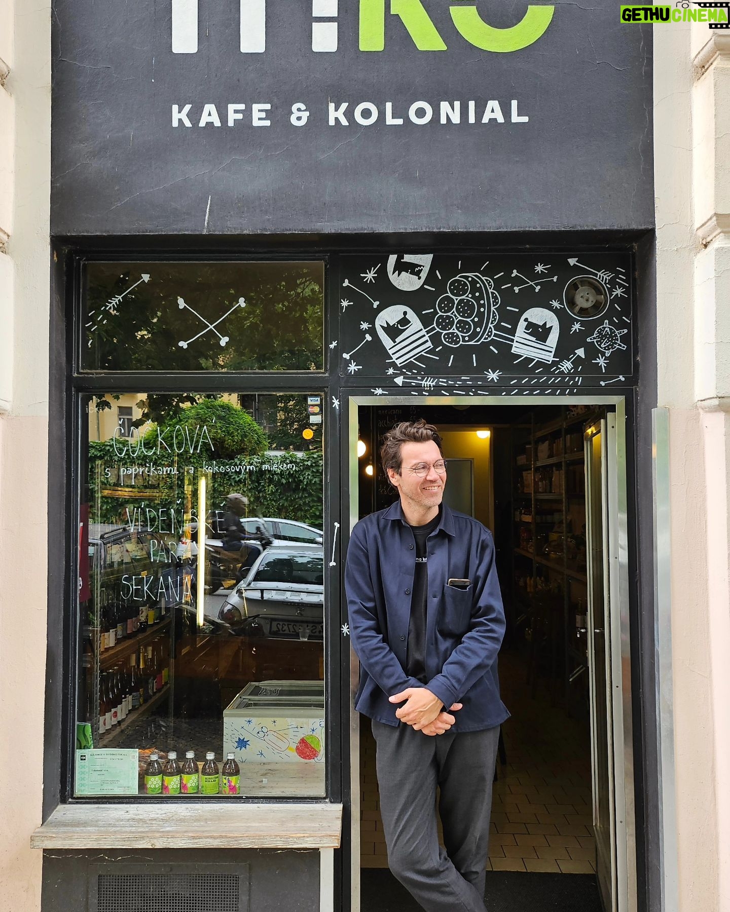 Lukáš Hejlík - 810 Likes - Ahoj Česko !Tohle je prostě nejvíc naše snídaně. A @triko.kafe.kolonial je podnik, kterej by chtěla mít každá čtvrť, každý město. Najdete ho v nový žlutý snídanový, ale i starý modrý knížce 🥰🤣
#parky
#trikokolonial