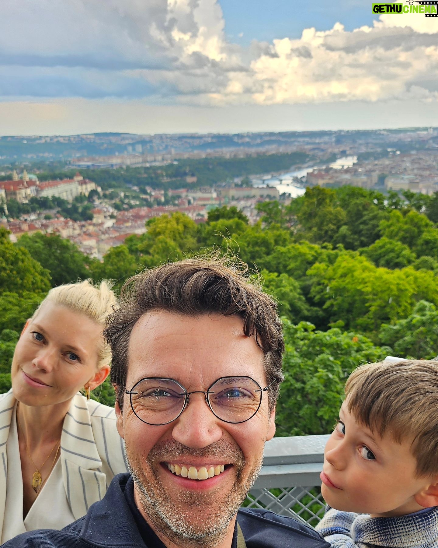 Lukáš Hejlík - 685 Likes - Dneska divadlo a Petřín.
Oslavenkyně @veronika_hejlikova & #vlcakvojtak
#hejliks
#petrin