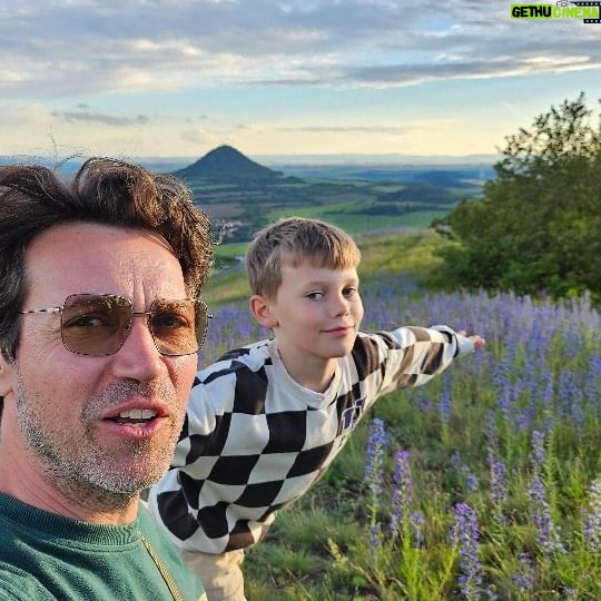Lukáš Hejlík - 1.5K Likes - Na tuhle cestu s Vojtou na #sopka6 jsem si dlouho myslel, ale že vyjde na víkend, kdy je den otců to jsem netušil. Koneckonců i u mě má tohle lezení po vrcholech Českého středohoří takovou otcovskou symboliku a zpětně tak poznávám svůj rodný kraj. Tomuhle vrcholu se říká Dlouhý vrch.
#vlcakvojtak
#dlouhyvrch
#ceskestredohori
@uzasna.mista
@fjallraven_shop_cz_sk
#uzasnazprava
#vwambassador