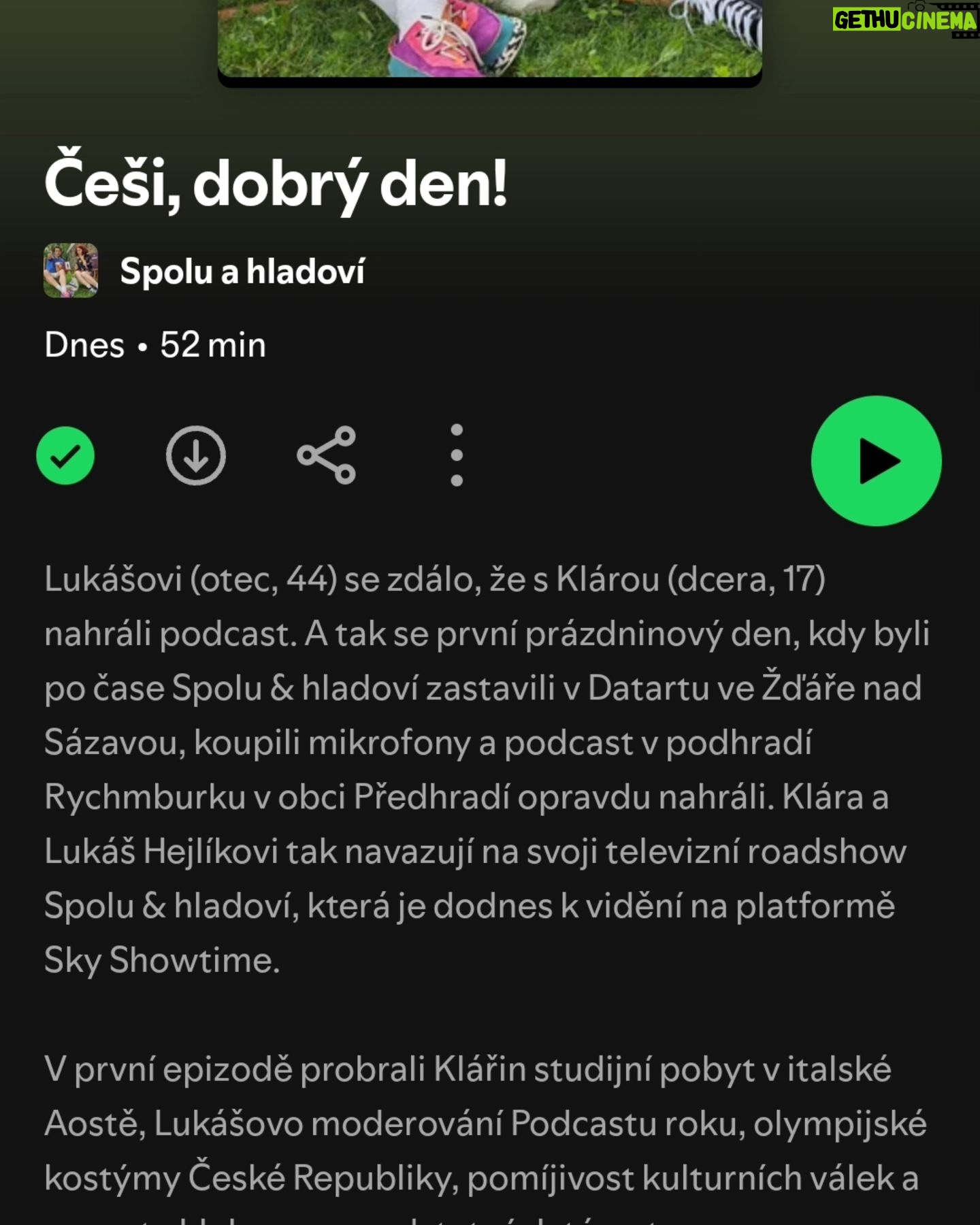 Lukáš Hejlík - 1K Likes - Zatím je to na Spotify, snad se brzy propíše krom jiných platforem i na Apple podcast (prý to trvá i 4 dny). Story jak to včera vzniklo je vtipná, však poslechněte.
@jmeno.me.nezname
#spoluahladovi
#prazdniny2024
Lukášovi (otec, 44) se zdálo, že s Klárou (dcera, 17) nahráli podcast. A tak se první prázdninový den, kdy byli po čase Spolu & hladoví zastavili v Datartu ve žďáře nad Sázavou, koupili mikrofony a podcast v podhradí Rychmburku v obci Předhradí opravdu nahráli. Klára a Lukáš Hejlíkovi tak navazují na svoji televizní roadshow Spolu & hladoví, která je dodnes k vidění na platformě Sky Showtime
V první epizodě probrali Klářin studijní pobyt v italské Aostě, Lukášovo moderování Podcastu roku, olympijské kostýmy České Republiky, pomíjivost kulturních válek a spoustu hluboce nepodstatných témat.