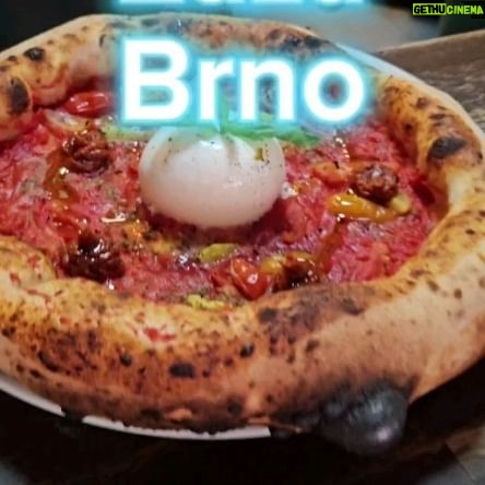 Lukáš Hejlík - 1K Likes - @zazabrno je jedna z hot novinek v Brně, kterou posíláme do letní reedice knižního průvodce #Brno100. S tou budeme dávat průběžně vědět. A jsem si určitě udělejte rezervaci mívají plno už v 16:30 na otevíračku. A posezení ve Vachově, v takzvaném městském obýváku, je opravdu příjemné.
@gotobrno
@brnomycity
@tastymoravia
#gastromapalukasehejlika