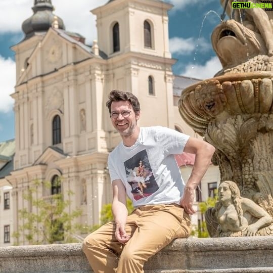 Lukáš Hejlík - 1.1K Likes - První video, které jsme natáčeli v Jihlavě, abyste věděli kam, až vyrazite @dojihlavy.cz, vám ukáže, že na náměstí v @mestojihlava si budete připadat jako doma!
Pohodička v lehátkách, ping pong, petanque a další aktivity. A samozřejmě i gastro, ať je to drink a sváča v @maringotka_jihlavska, brunch, kafe a zmrzka v @cafe_ignac a třeba na pivo @madcat_craft_brewing do @kavarnamuzeumjihlava.
A pak už je to jen pár kroků do jihlavského podzemí nebo do @zoojihlava. A je to hodina z Brna nebo Prahy.
Tak vyražte a mrkněte na www.dojihlavy.cz.
#dojihlavy.cz
#gastromapalukasehejlika
#jihlava