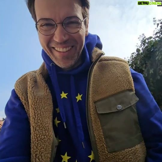 Lukáš Hejlík - 425 Likes - Ano, půjdu volit a ano, šel jsem dobrovolně i do kampaně @evropskakomise . Fotili jsme v centru Prahy, v krásném @cafetruhlarna . Já jdu volit hlavně kvůli Česku, na kterém mi dost záleží.
#cafetruhlarna
#eurovolby2024
#evropskakomise
#gastromapalukasehejlika