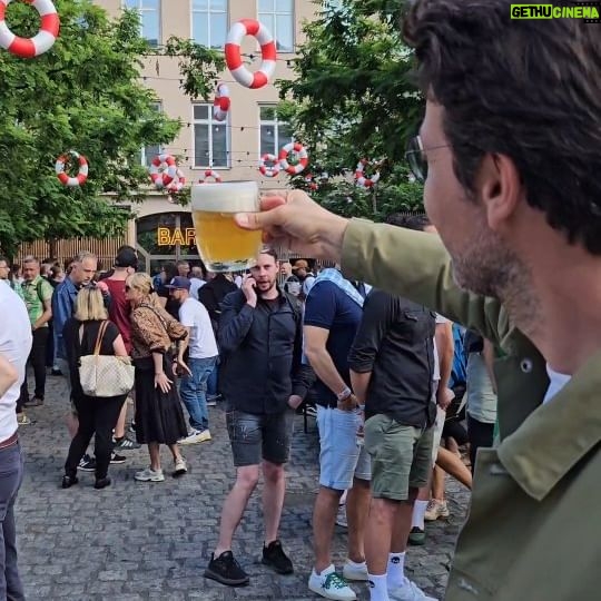 Lukáš Hejlík - 784 Likes - Naraženo! Mega akce u @dva_kohouti , kteří stojí za Na pool, IPL který jejich sládek Lukáš @outdoorbeer Tomsa vařil na půl s @petr.kosin z @budejovickybudvar . Jo, tohle byla super akce, hlídejte tuhle letní společnou várku. Bude i v plechu. A díky za pokec @10vpoli !
#napool
#dvakohouti
#budejovickybudvar
#spolecne
#IPL #18plus
#dlouhodobaspoluprace
#gastromapalukasehejlika