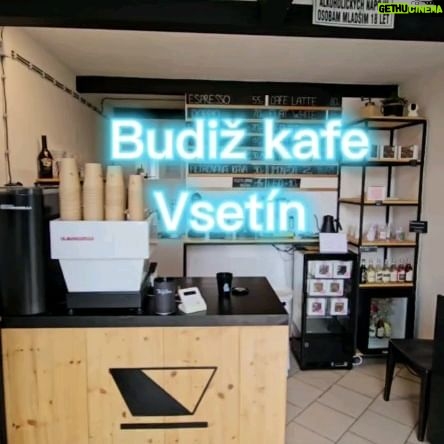 Lukáš Hejlík - 633 Likes - No a vy byste takový super podnik ve Vsetíně čekali? Ano, přímo v okolí legendárního hotelu Vsacan je totiž @budizkafe . @veronika_hejlikova měl chuť na ledovou matchu. Byla tam? Byla!
Kavárnu máme v zelené knížce #GMLH555 a samozřejmě v aplikaci. Máme z takových podniků v regionech radost. Neumíme si představit, že bychom v takovém rakouském, maďarském, italském nebo francouzském Vsetíně, našli podobný podnik, který skvěle pracuje s výběrovou kávou, ta je mimochodem z @jizbaluhacovice . A to je další podobný příběh. Hurá prostě!
#nainspekcipocase
#vsetin
@vychodni_morava
@visit_valassko
Na herohero.co/gastromapalukasehejlika se můžete stát členy užší komunity #gastromapalukasehejlika