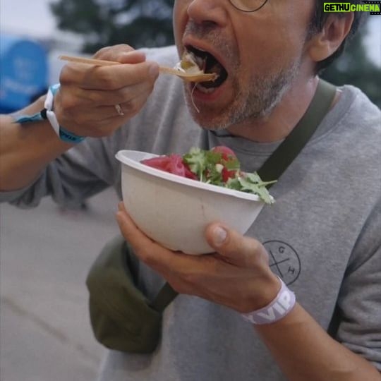 Lukáš Hejlík - 388 Likes - A poslední tipy na jídlo na @rockforpeople ? Zkusme něco udržitelného, ať je bezmasé nebo veganské jídlo od @salori.cz nebo Plotna od @potravinovabankapraha . Je tu i @rybizahrada . A ukážeme vám i zónu kolem Solar stage od @komercka .
#kbambassador
#rockforpeople2024
#potravinovabanka
#komercka
#dlouhodobaspoluprace
#gastromapalukasehejlika