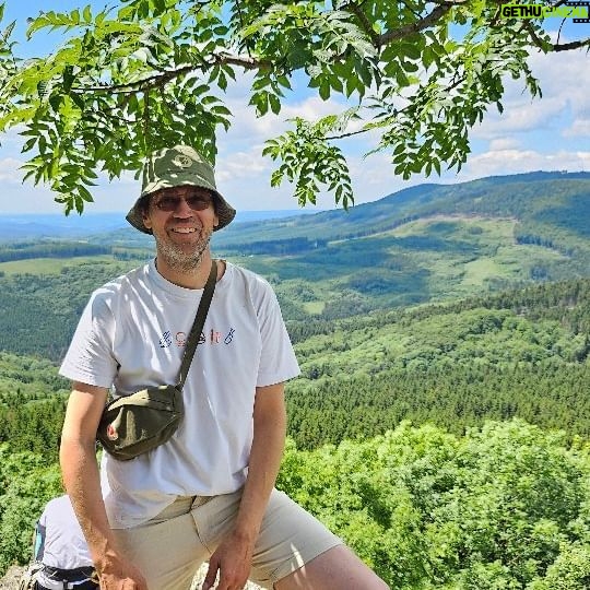 Lukáš Hejlík - 399 Likes - Nádherný! Výhled z Rabštejna! A pak ten oběd na @chata.rabstejn . Jo, to jsem si užil. Vyrazil jsem taky s @fjallraven_shop_cz_sk, jako jejich ambassador. Však ještě dnes do nedělní půlnoci 30.6.24 platí kód GMLH, 20 procent sleva na jejich eshopu.
@olomoucky_kraj_tourism
#rabstejn
#oskava
#turistikabezestop
#manifestudrzitelneturistiky