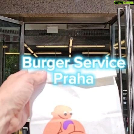 Lukáš Hejlík - 1.1K Likes - My taky konečně v @burgerservice od @ambiente_restaurants a po vlně negativního tsunami musíme říct, že to za nás bylo úplně v klidu. Nevíme, jaké to bylo na startu nebo, jak moc za to mohou případná velká očekávání, která lidí už od Ambiente automaticky mají , ale jako fastfoodový koncept to za nás teda obstálo. Klidně se do nás pusťte.
#burgerservice
#fastfoodambi
#ambicz
#nainspekci
#gastromapalukasehejlika