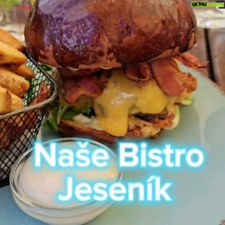 Lukáš Hejlík - 1K Likes - Zpátky tam, kde vznikla #gastromapalukasehejlika v roce 2013. Ve Vile Ellis v @mesto_jesenik je dnes @nase.bistro.jesenik . Skvělý jídlo, úžasné hlavně tacos s hlívou a bulky na burger! Report brzo, však dnes má Gastromapa za těch 11 let appku s 440.000 uživateli, 4 knížky, 2 podcasty a 5 video seriálů. Takže návštěva tohoto místa pro nás byla sakra symbolická.
#nasebistro
#jesenik
#vilaellis
#jesenik
@olomoucky_kraj_tourism
@mas_jesenicko
@jesenikycz