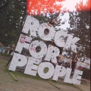 Lukáš Hejlík Instagram - Gastromapa guide na @rockforpeople !
Sérii videí kde jíst/pít na fesťáku odpálíme se streetfood peckama od @take_eat_ez & @hellsmokebbq . 

Tohoto gastro průvodce po Rock for People děláme s @mattyvanek díky @komercka , která je generálním partnerem fesťáku a já jejím ambassadorem. 
#rockforpeople2024
#takeeatez
#hellsmokebbq
#komercka
#dlouhodobaspoluprace 
#kbambassador